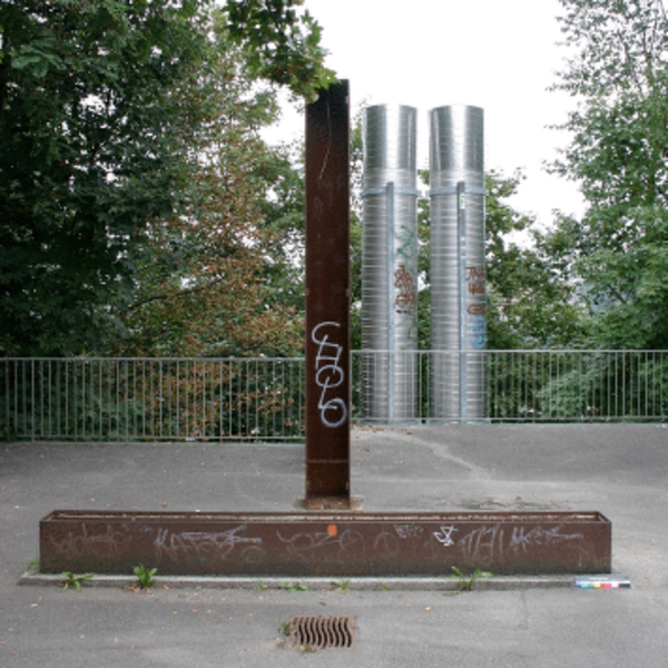 Vertikaler und horizontaler Metallkasten und Hochstehender Metallkasten mit Senkblei (Teil 1)