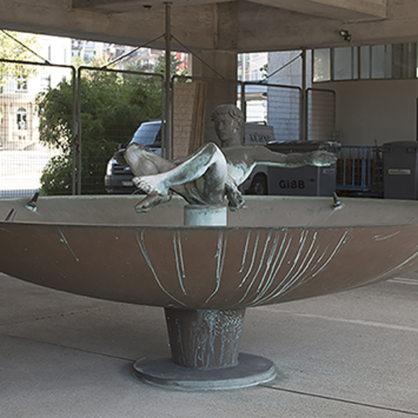 Brunnen mit liegendem männlichem Akt