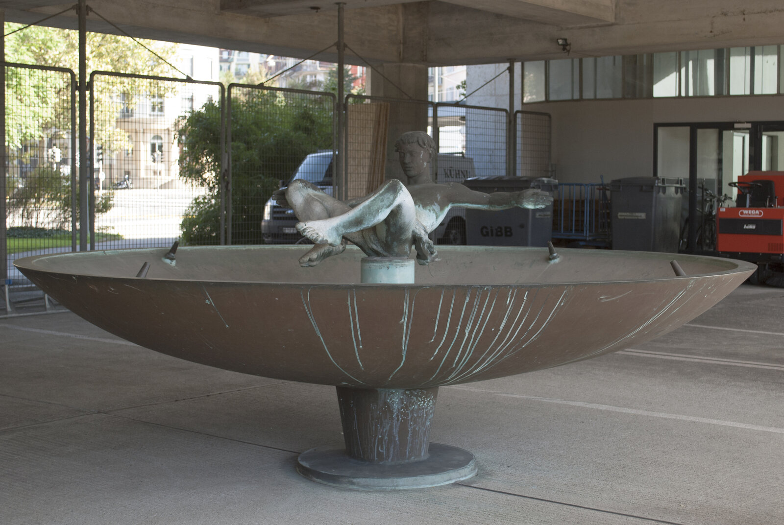 Brunnen mit liegendem männlichem Akt