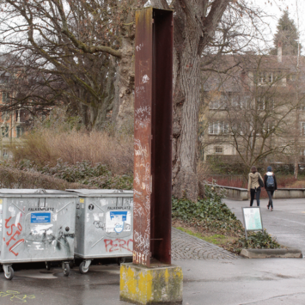 Vertikaler und horizontaler Metallkasten und Hochstehender Metallkasten mit Senkblei (Teil 2)