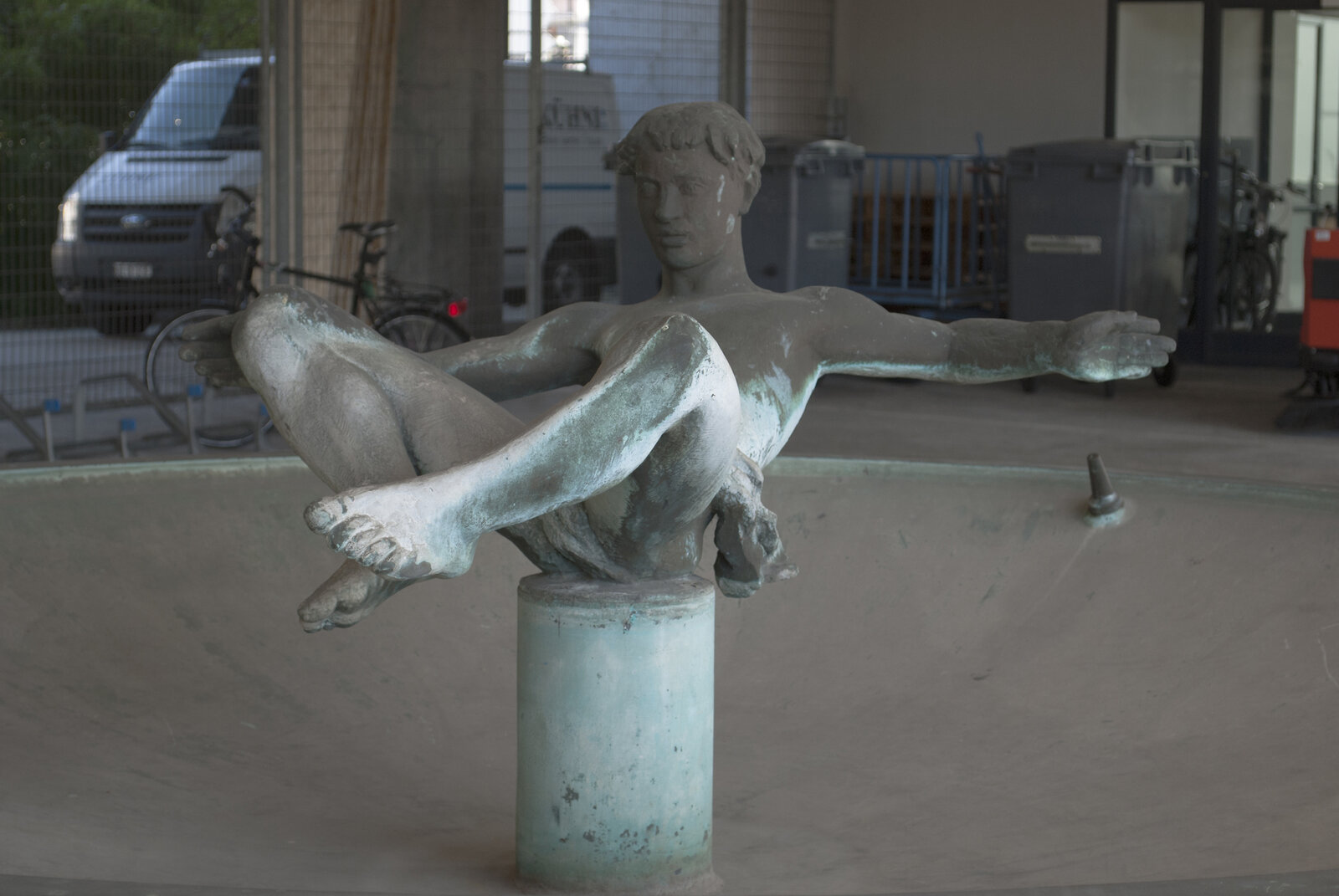 Brunnen mit liegendem männlichem Akt