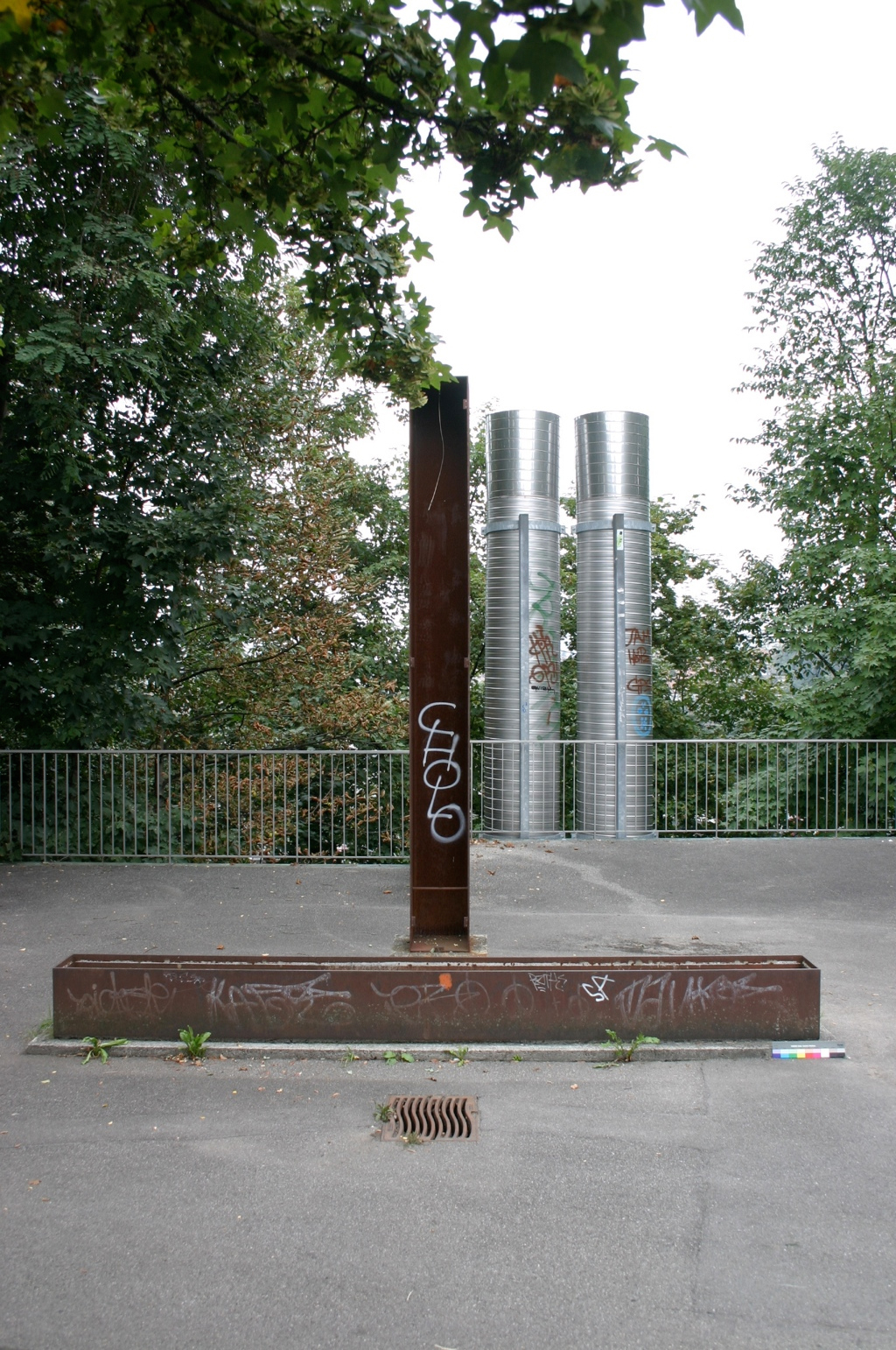 Vertikaler und horizontaler Metallkasten und Hochstehender Metallkasten mit Senkblei (Teil 1)
