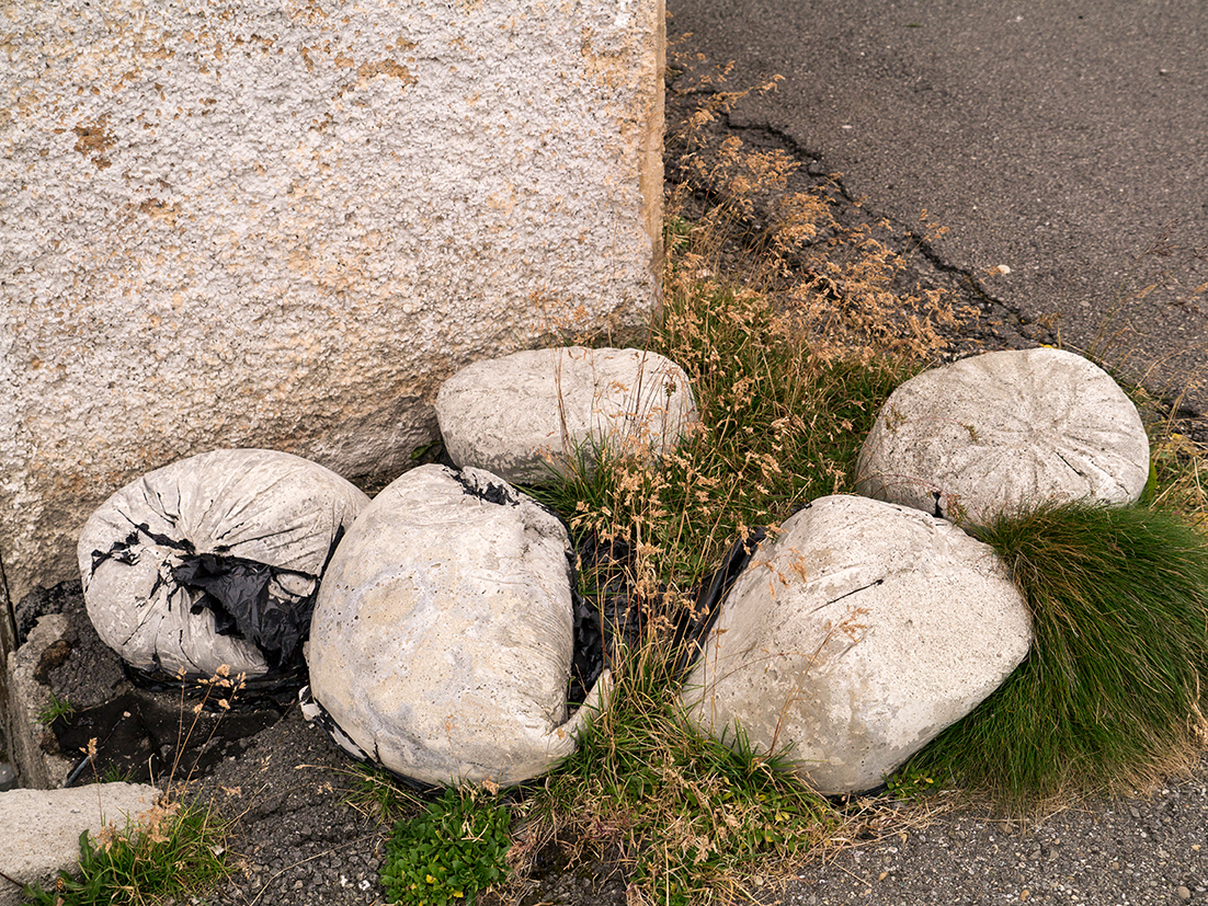 Kehrichtsäcke mit Beton